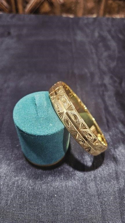 22K/ITALY Yellow bangle -(stamped 22K/ITALY)