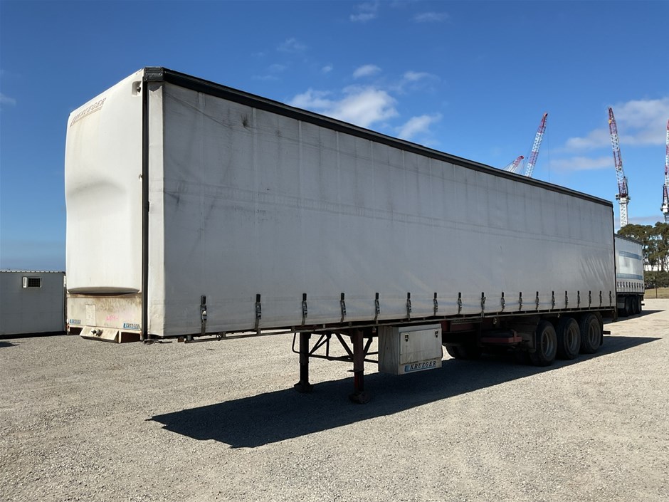<p>2002 Krueger ST3 Triaxle Curtainsider Trailer</p>