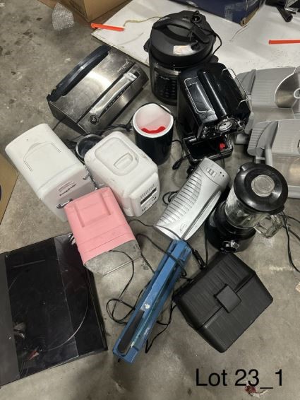 End of Lease Sale: Large quantity of kitchen appliances including: