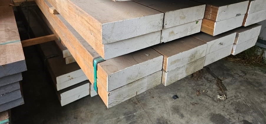 Keruing Laminated Beam GL19 240x65 at 5.4m