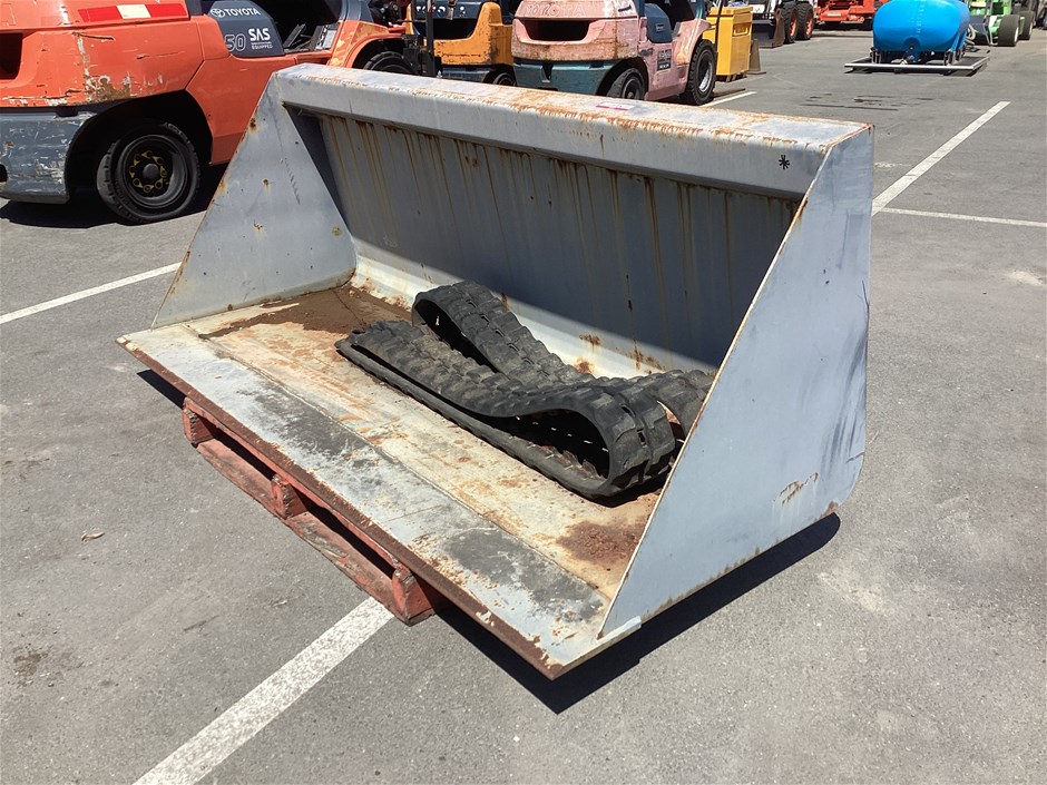 <p>Barrett Machinery Bucket</p>