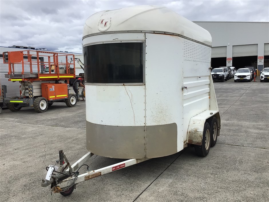 2006 Kara Kar Trailers XL Straight Tandem Horse Trailer