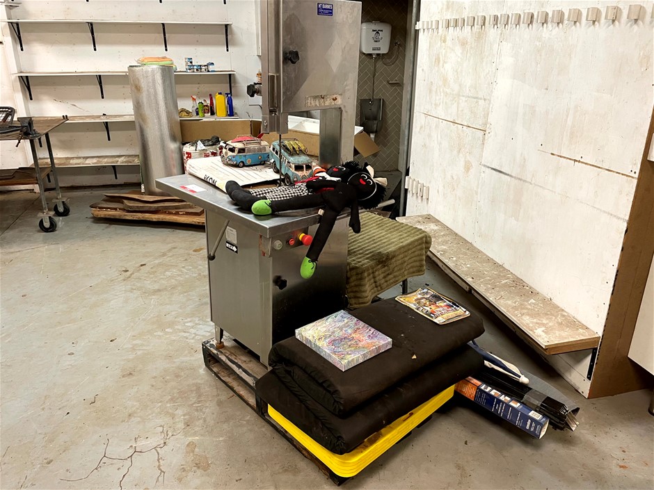 <p>Stainless Bandsaw & Shade Cloth Blind </p>