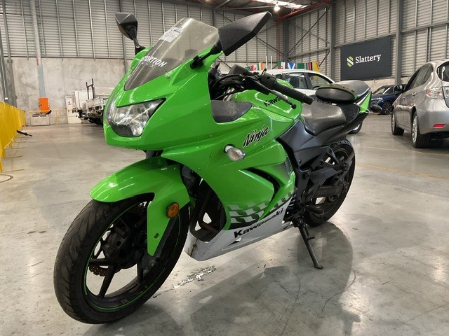 <p>Kawasaki Ninja Road Motorcycle</p>
