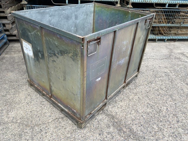 <p>Stackable Stillages x 10</p>