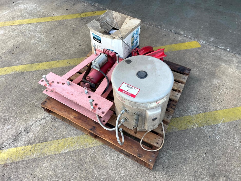 <p>Hot Water System, Hydraulic Pipe Bender & Wet Benchtop Grinder</p>