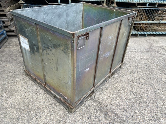 <p>Stackable Stillages x 10</p>