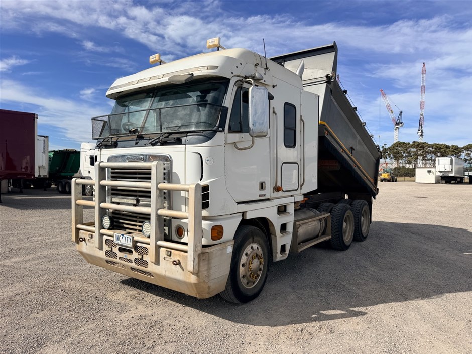 <p>2010 Mercedes-Benz Freightliner 4 x 2 Tipper Truck</p>