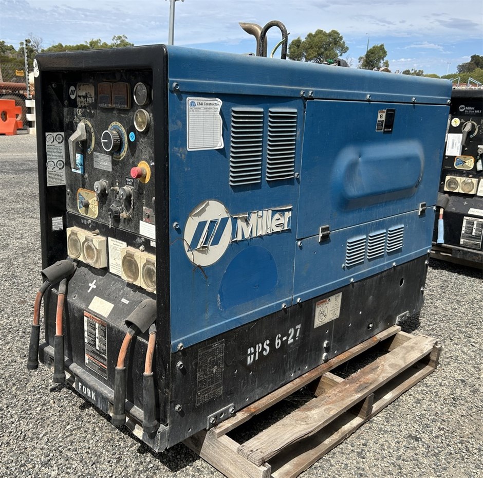 <p>Miller Big Blue 600X Welder</p>