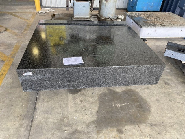 <p>Cincinnati Milacron Metrology Granite with Beam</p>