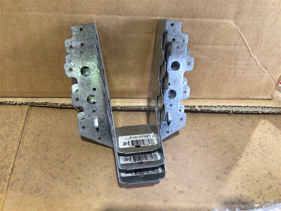 <p>Large Qty of Unused Dunnings Galvanised Joist Support Brackets</p>