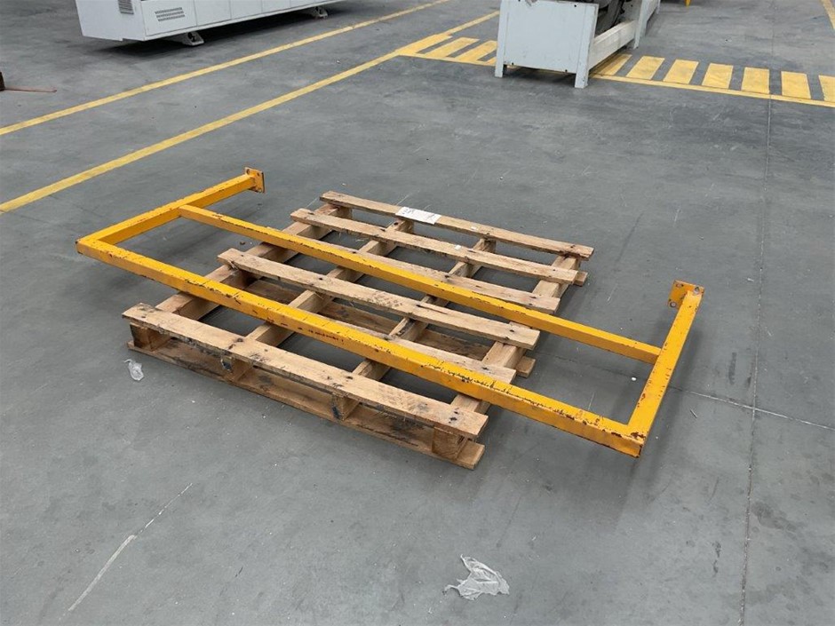 Pallet with Safety Rail with Bolt Fitted Footings