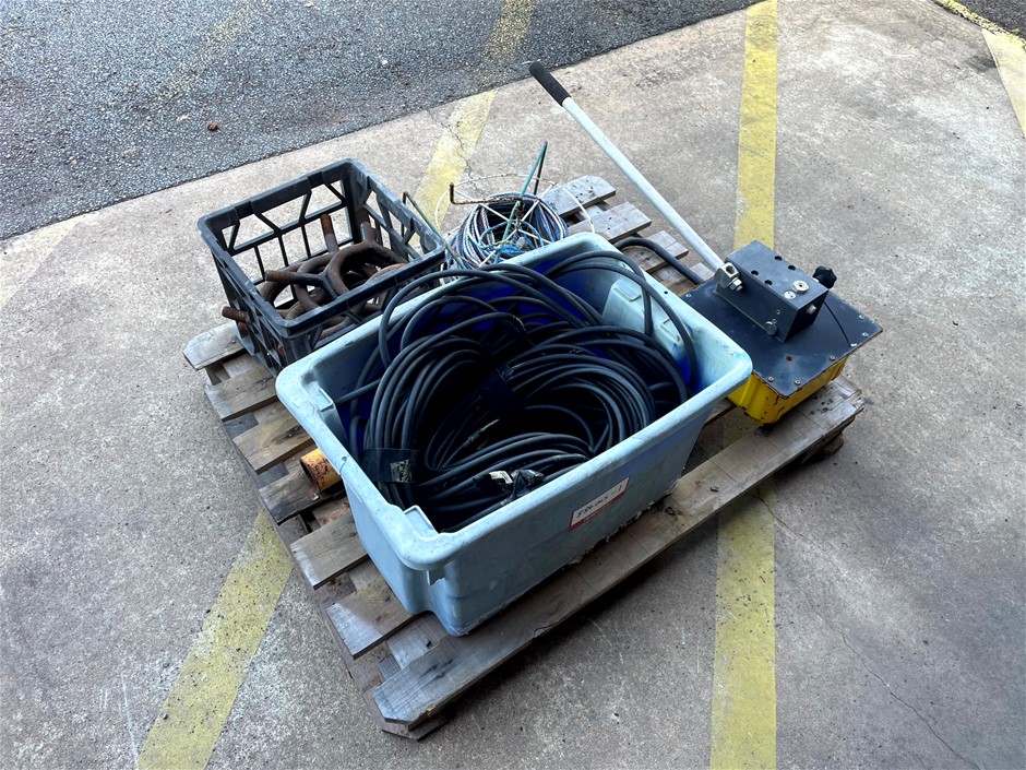 <p>Hand Pump, Lifting Eyes and Gas Hoses</p>