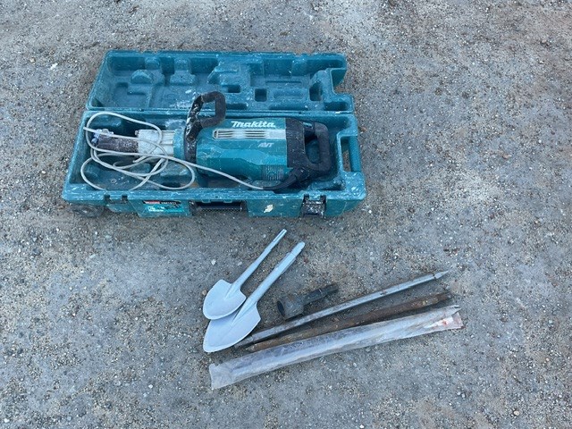 Makita HM1511 AVT Electric Breaker In Case