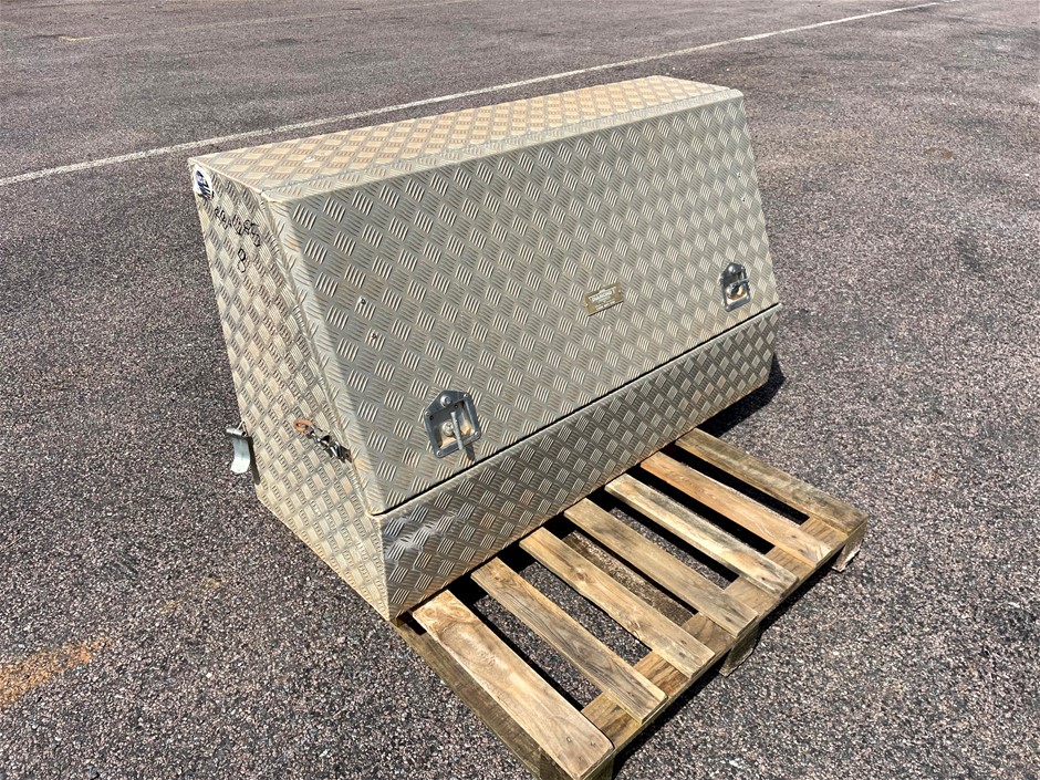 <p>Large Aluminum Toolbox</p>
