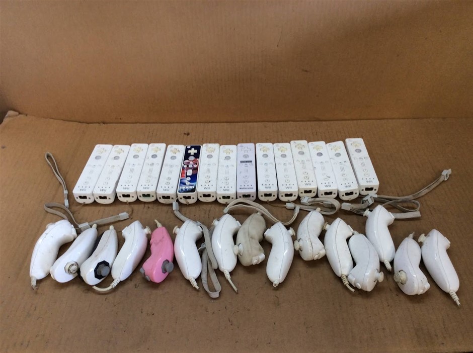 Nintendo Wii Remote Controllers And Nunchucks Assortment (Lot of 30)