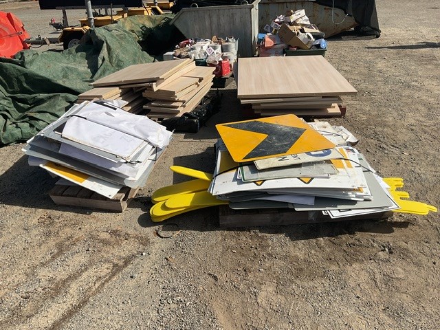 <p>2 Pallets Of Assorted Signs</p>