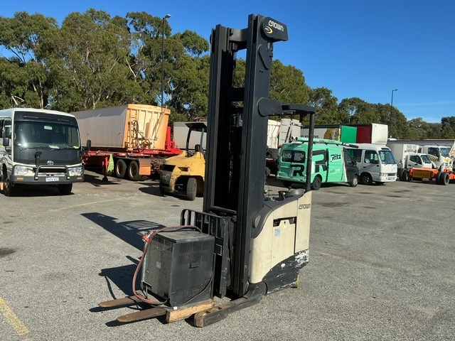 CROWN S200 REACH FORKLIFT & LIFTING EQUIPMENT