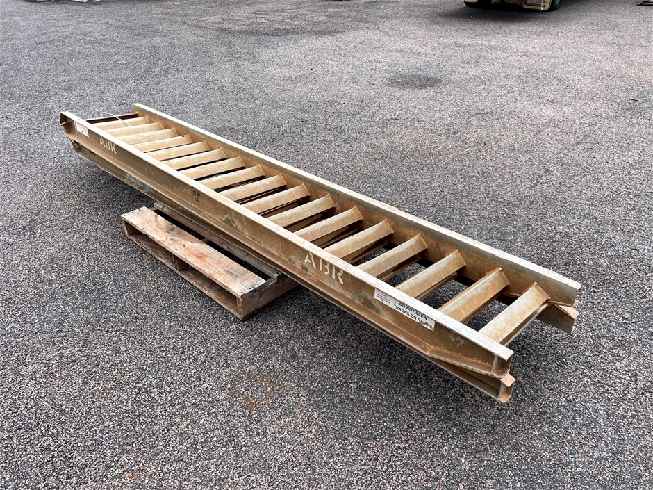 <p>SureWeld Aluminum Loading Ramps (Damaged) </p>
