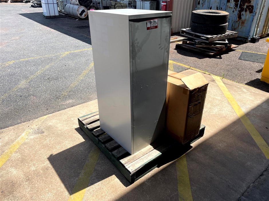 <p>Filing Cabinet & Dividers</p>
