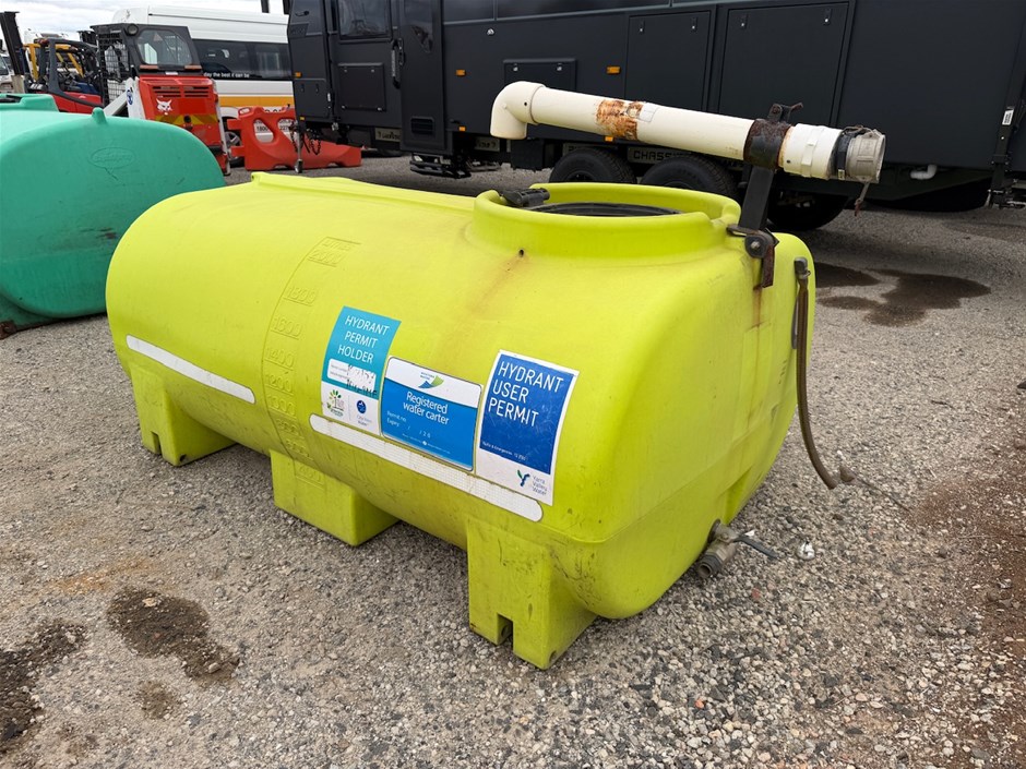 <p>1 x 2000LT Plastic Water Tank</p>