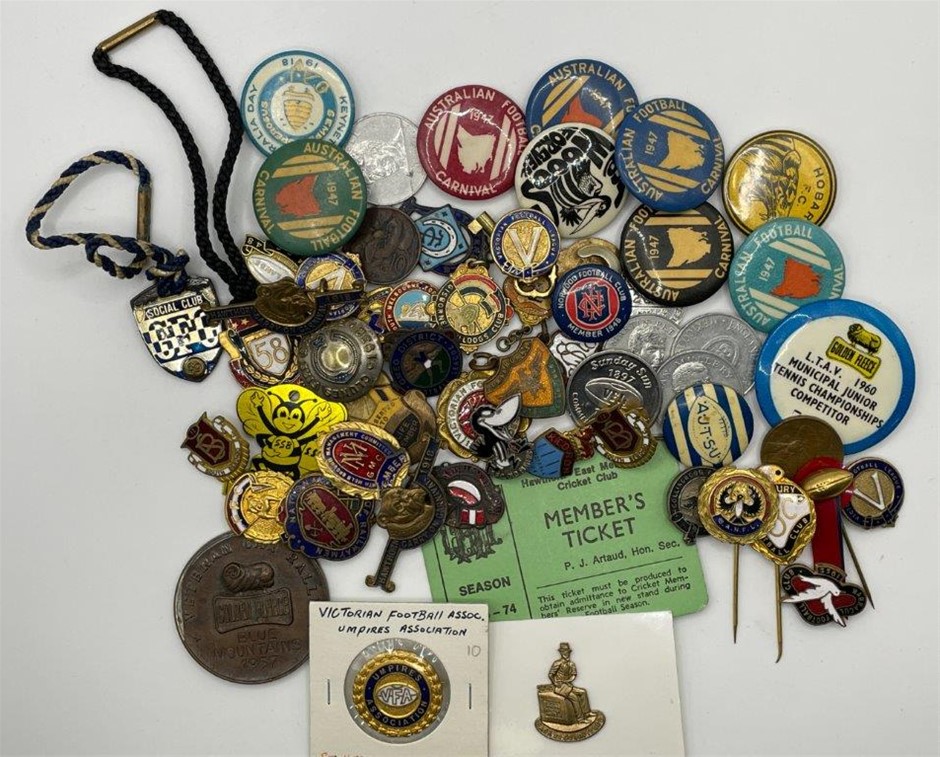 Approx. 59 x AU club badges and sports pins