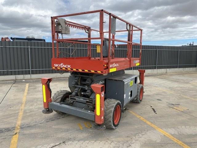 <p>2016 Skyjack SJ6832RT Scissor Lift</p>