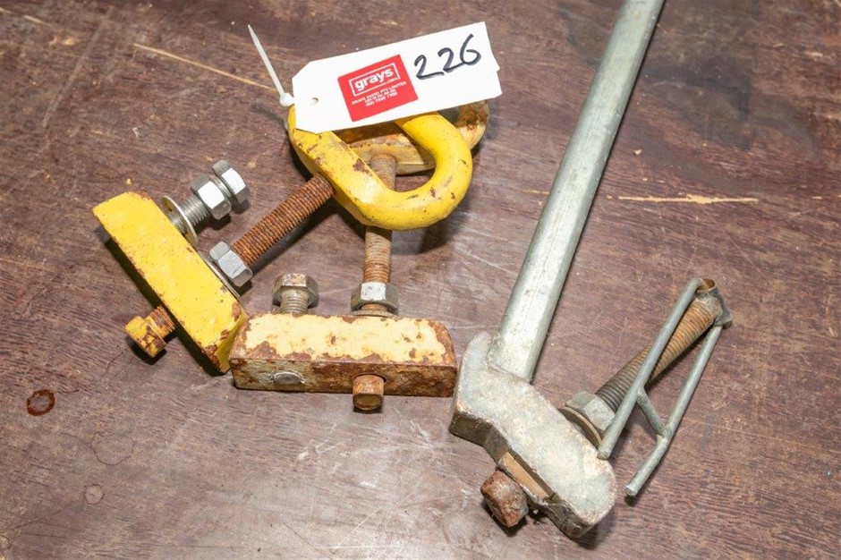 Gatic Man Hole Lifters