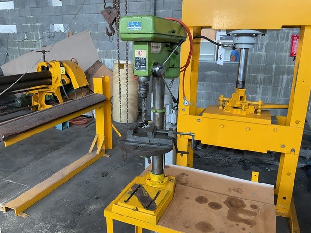 West Lake ZQ4116 16mm Bench Drill Press On Metal Frame Bench