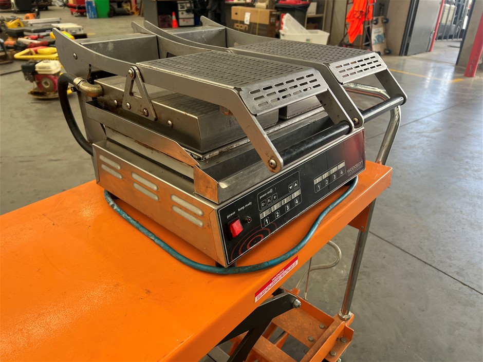 <p>Woodson Computer Controlled Contact Grill</p>