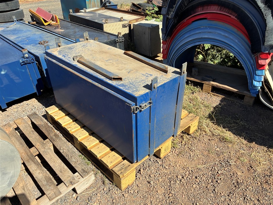 <B>Truck Fuel Tank And Toolbox</B>