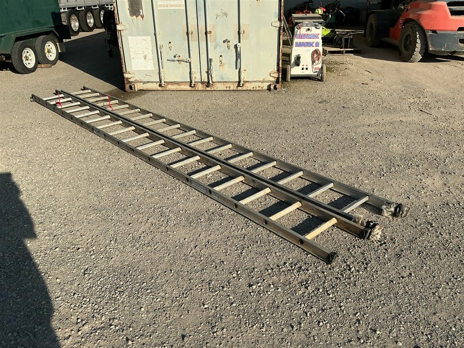 <p>2x Aluminium Ladders</p>