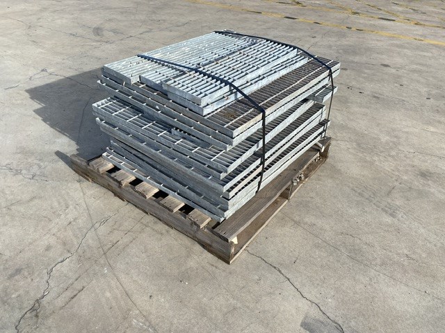 <p>Qty of Galvanised Steel Grates, Pallet</p>