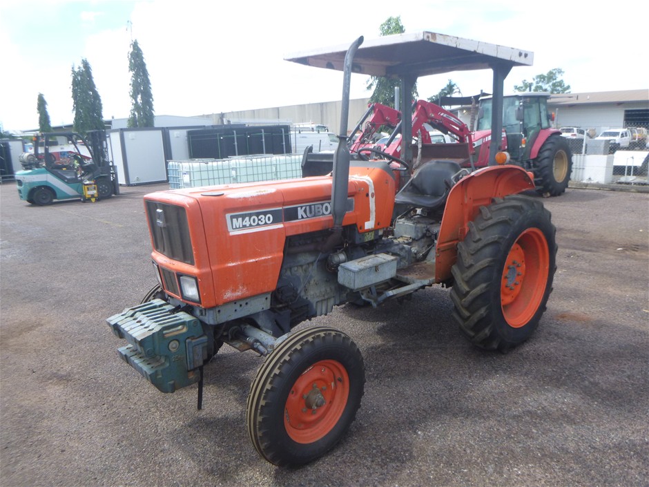 <p>Kubota M4030 Tractor</p>