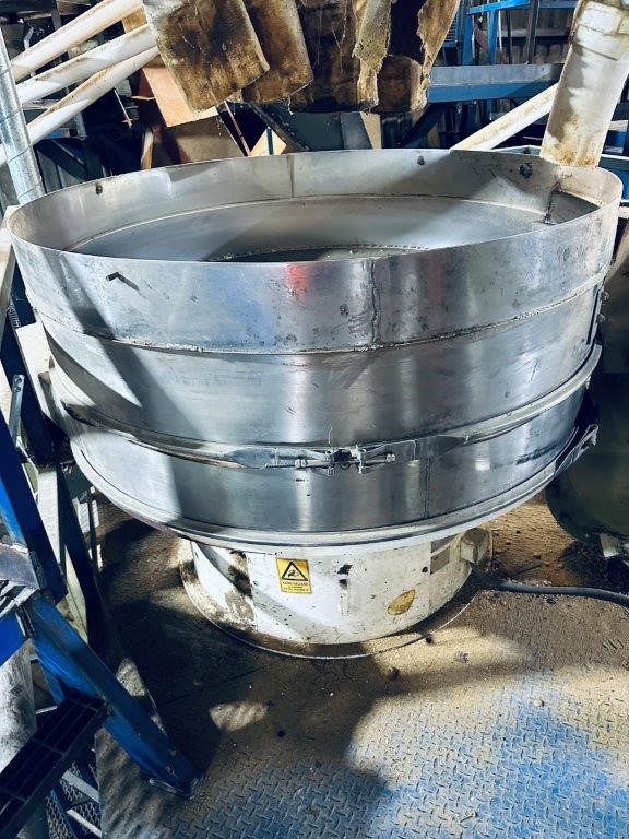 KASON Double Deck Sieve Together with Green Metal Outfeed Pump