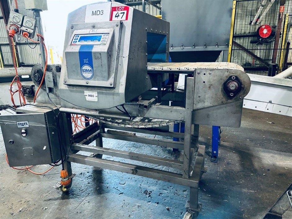 LOMA SYSTEM IQ Metal Detector with Conveyor Belt
