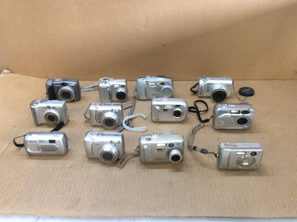 Kodak/Fujifilm/Canon/Nikon Mixed Brand and Model Digital Cameras(Lot of 12)