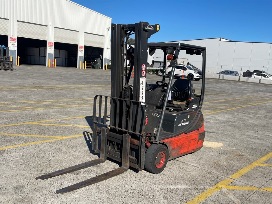 Unreserved Linde and Komatsu Forklift Sale - NSW