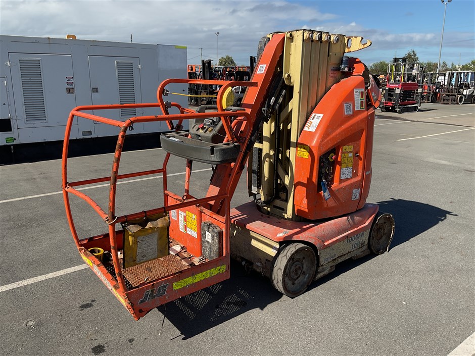 <p>2020 JLG Toucan 10E-L Vertical Man Lift</p>