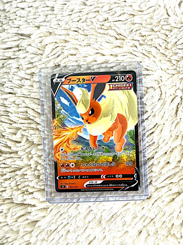 Flareon V Japanese fire-type Pokémon card.