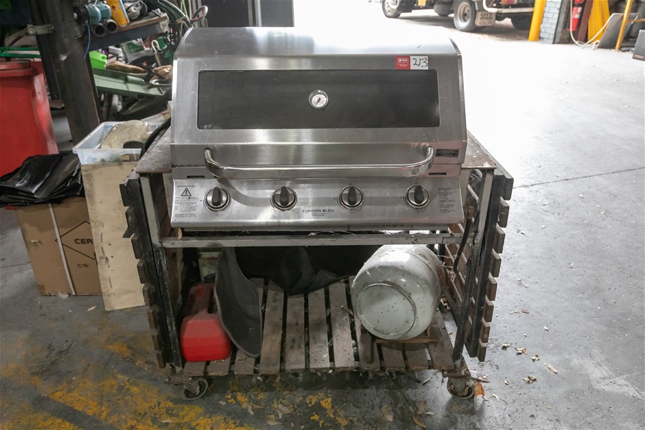 Barbeques Galore Cordon Bleu deluxe BBQ