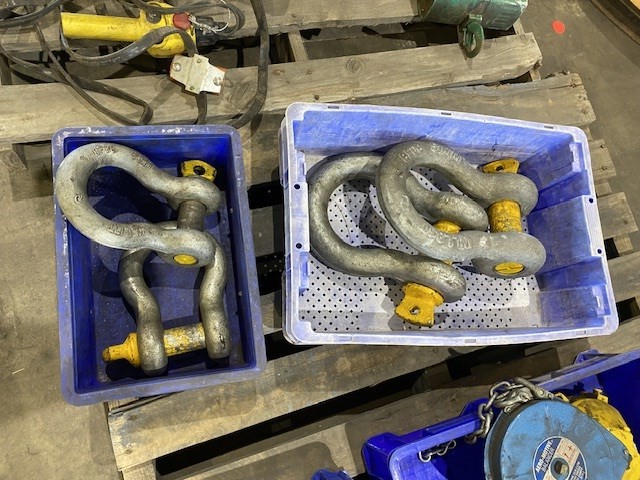 <p>Qty of 4 Large Rigging D Shackles </p>