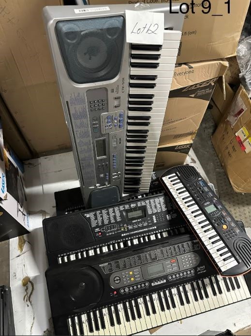 END OF LEASE SALE: Mixed quantity of keyboards