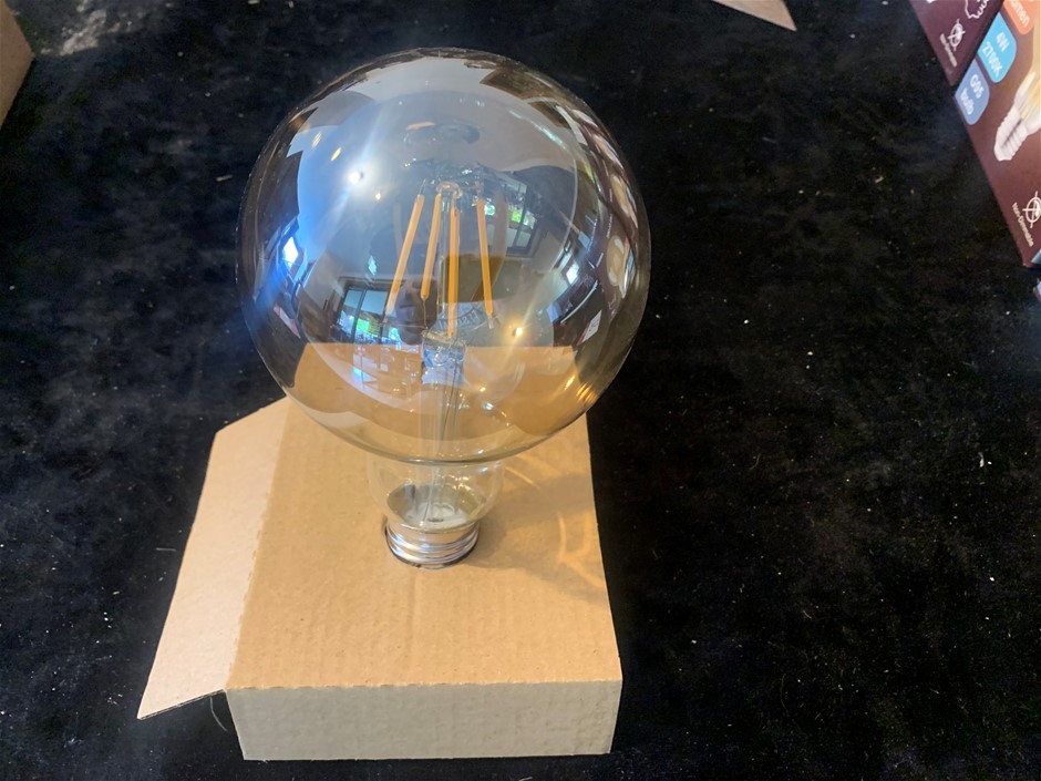 New in Box Lumnovo LED Globes , 4W - Qty 8