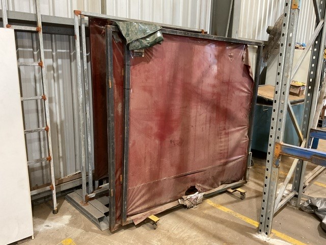 <p>5 Welding Screens and 1 Welding Screen Frame</p>