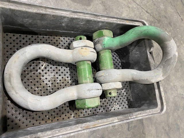 <p>Large Rigging D Shackles x2 </p>