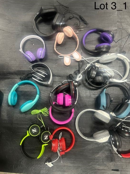 END OF LEASE SALE: Mixed lot of headphones including