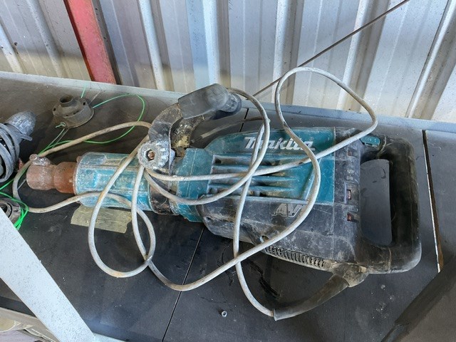 <p>Makita HM1317C Electric Demolition Breaker</p>