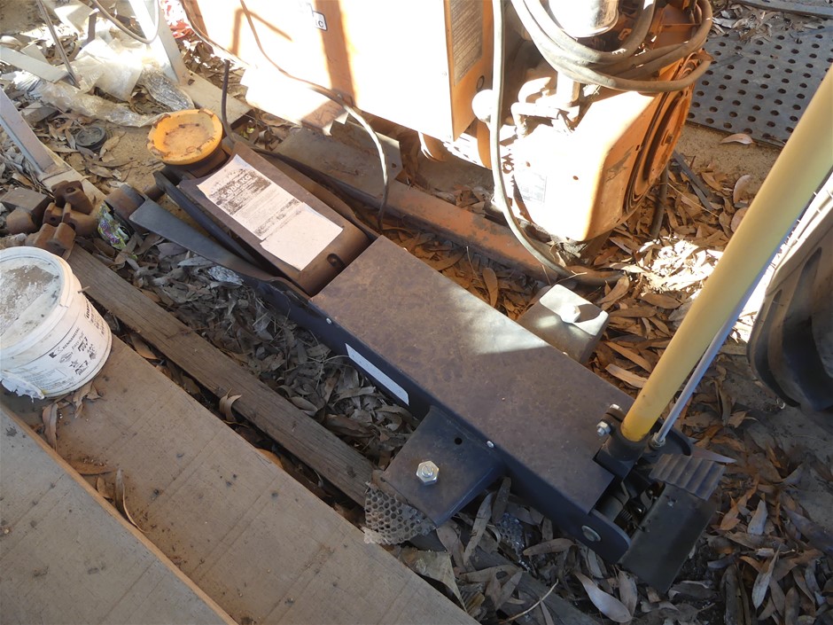 <B>Hydraulic Floor Jack</B>