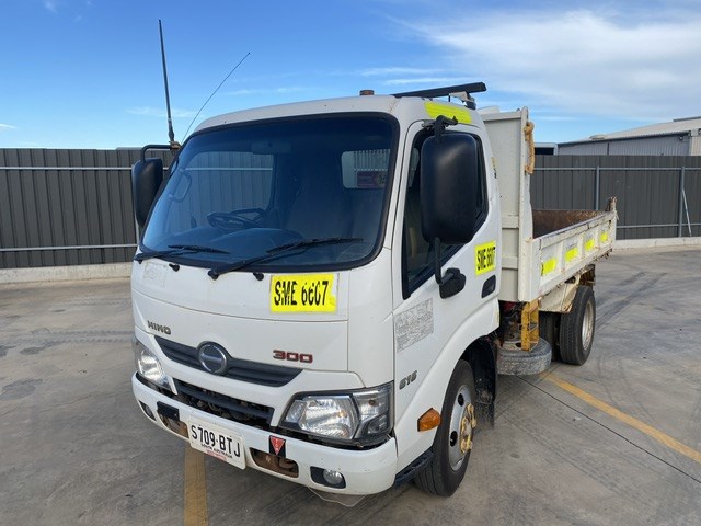 <p>2017 Hino 300 series 4 x 2 Tipper Truck</p>